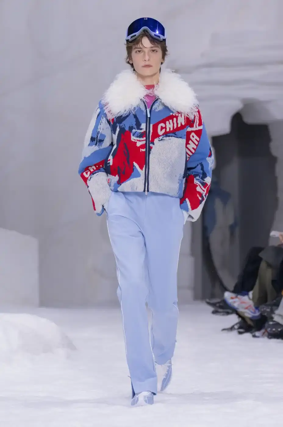 LI-NING RETURNS TO MILAN FASHION WEEK FOR A/W26 Chinese sportswear brand Li-Ning showcased its Autumn/Winter 2026 collection at Milan Fashion Week on January 16, 2026, presenting two lines focused on winter sports aesthetics and performance wear. (image 30 of 33)