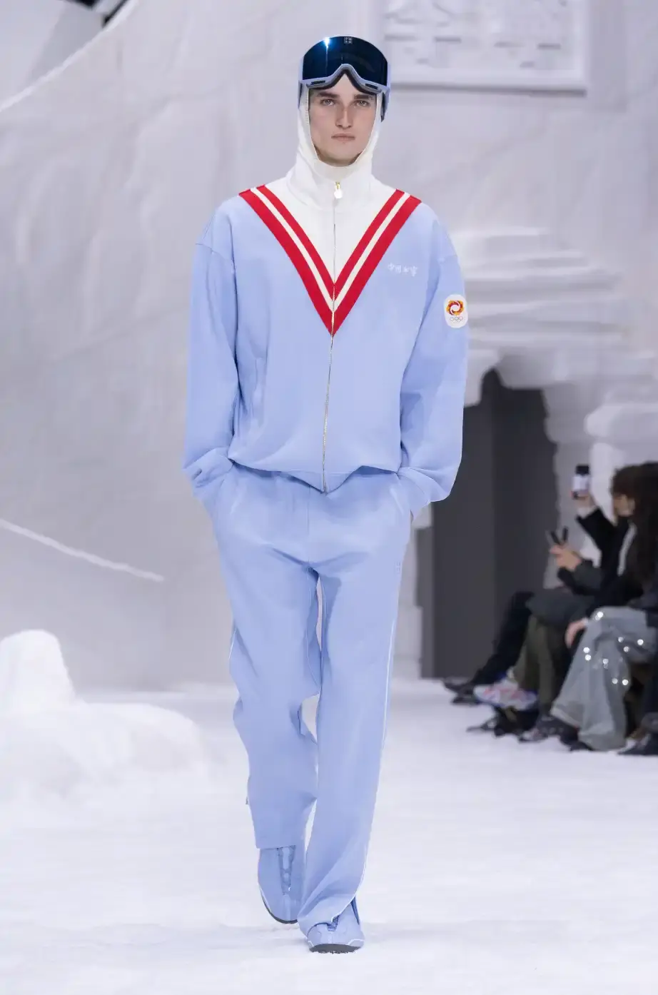 LI-NING RETURNS TO MILAN FASHION WEEK FOR A/W26 Chinese sportswear brand Li-Ning showcased its Autumn/Winter 2026 collection at Milan Fashion Week on January 16, 2026, presenting two lines focused on winter sports aesthetics and performance wear. (image 4 of 33)