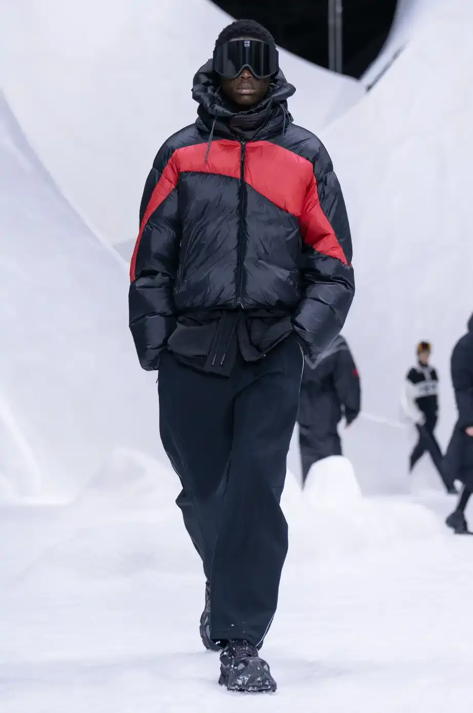 LI-NING RETURNS TO MILAN FASHION WEEK FOR A/W26 Chinese sportswear brand Li-Ning showcased its Autumn/Winter 2026 collection at Milan Fashion Week on January 16, 2026, presenting two lines focused on winter sports aesthetics and performance wear. (image 18 of 33)
