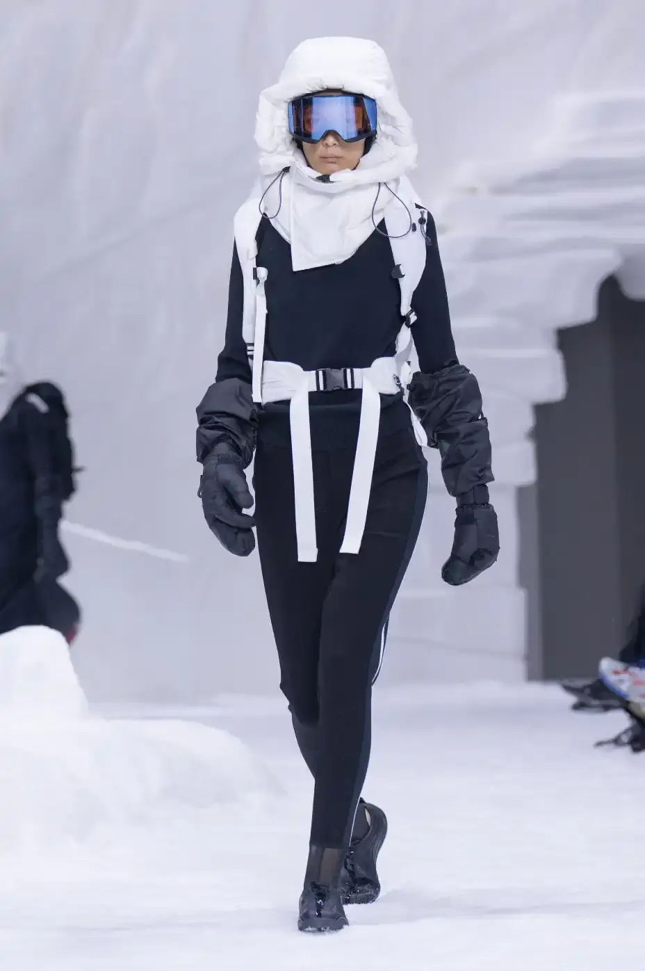 LI-NING RETURNS TO MILAN FASHION WEEK FOR A/W26 Chinese sportswear brand Li-Ning showcased its Autumn/Winter 2026 collection at Milan Fashion Week on January 16, 2026, presenting two lines focused on winter sports aesthetics and performance wear. (image 14 of 33)