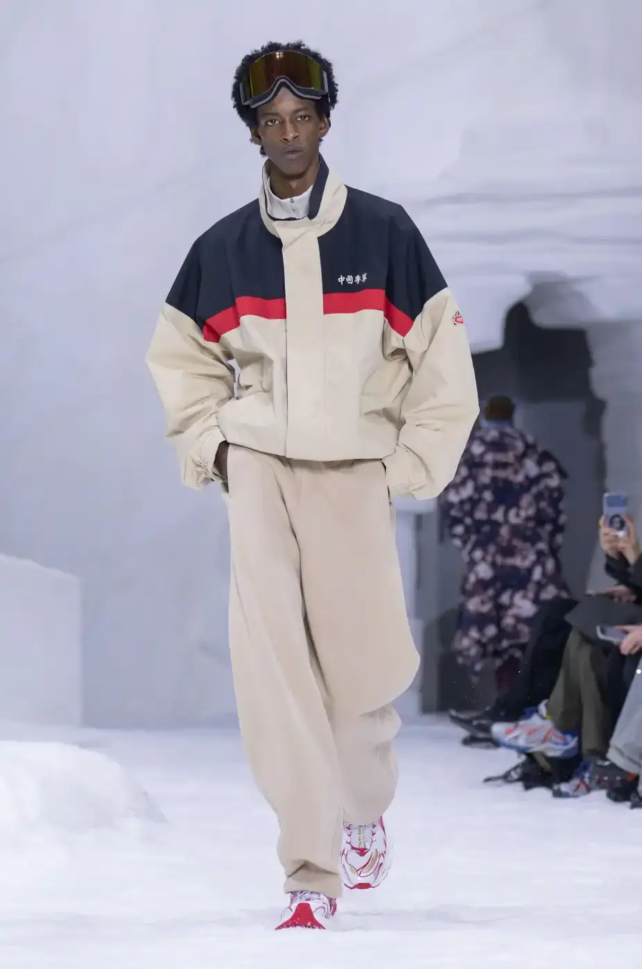 LI-NING RETURNS TO MILAN FASHION WEEK FOR A/W26 Chinese sportswear brand Li-Ning showcased its Autumn/Winter 2026 collection at Milan Fashion Week on January 16, 2026, presenting two lines focused on winter sports aesthetics and performance wear. (image 23 of 33)