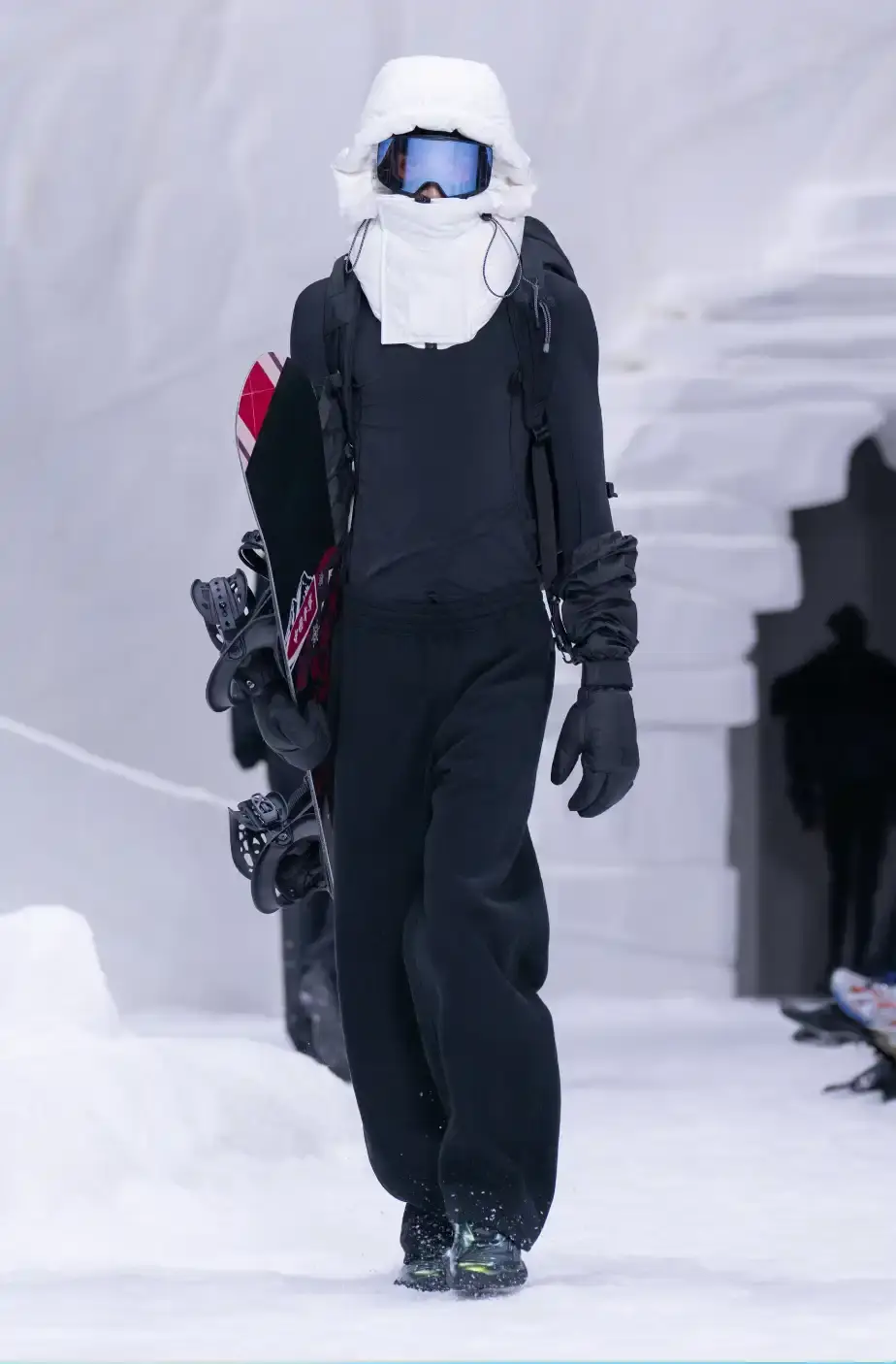 LI-NING RETURNS TO MILAN FASHION WEEK FOR A/W26 Chinese sportswear brand Li-Ning showcased its Autumn/Winter 2026 collection at Milan Fashion Week on January 16, 2026, presenting two lines focused on winter sports aesthetics and performance wear. (image 15 of 33)