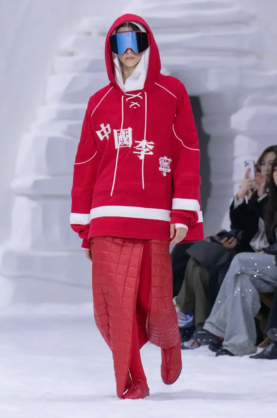 LI-NING RETURNS TO MILAN FASHION WEEK FOR A/W26 Chinese sportswear brand Li-Ning showcased its Autumn/Winter 2026 collection at Milan Fashion Week on January 16, 2026, presenting two lines focused on winter sports aesthetics and performance wear. (image 7 of 33)