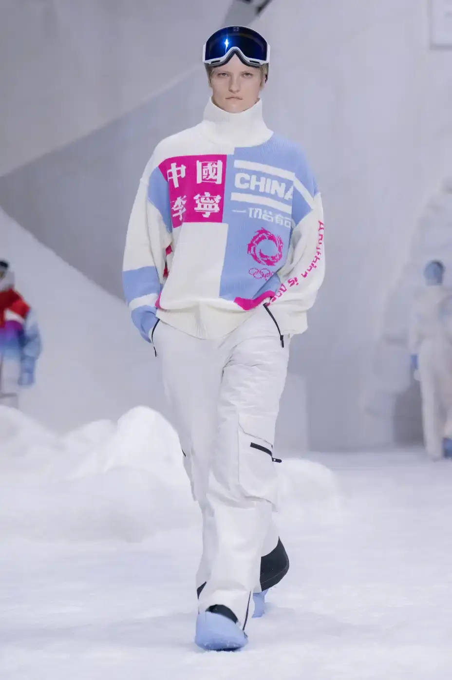 LI-NING RETURNS TO MILAN FASHION WEEK FOR A/W26 Chinese sportswear brand Li-Ning showcased its Autumn/Winter 2026 collection at Milan Fashion Week on January 16, 2026, presenting two lines focused on winter sports aesthetics and performance wear. (image 26 of 33)