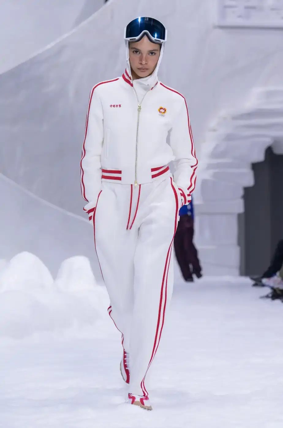 LI-NING RETURNS TO MILAN FASHION WEEK FOR A/W26 Chinese sportswear brand Li-Ning showcased its Autumn/Winter 2026 collection at Milan Fashion Week on January 16, 2026, presenting two lines focused on winter sports aesthetics and performance wear. (image 6 of 33)