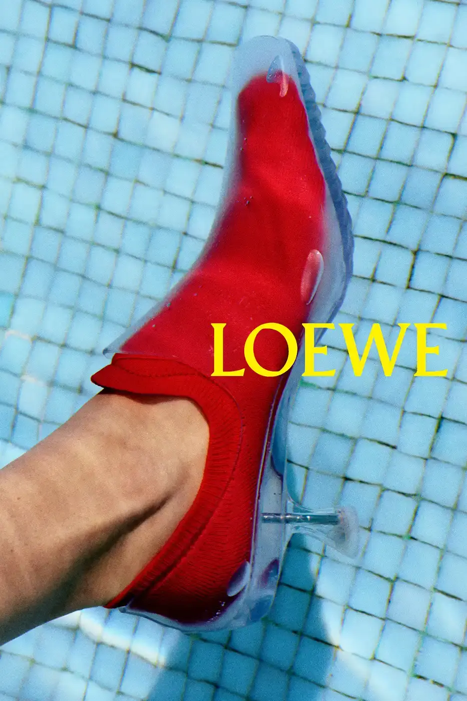 LOEWE SPRING SUMMER 2026 CAMPAIGN GUIDE image detailing the Loewe Spring Summer 2026 fashion campaign. The text describes clothing designs, campaign actors, and release schedules. (image 16 of 25)