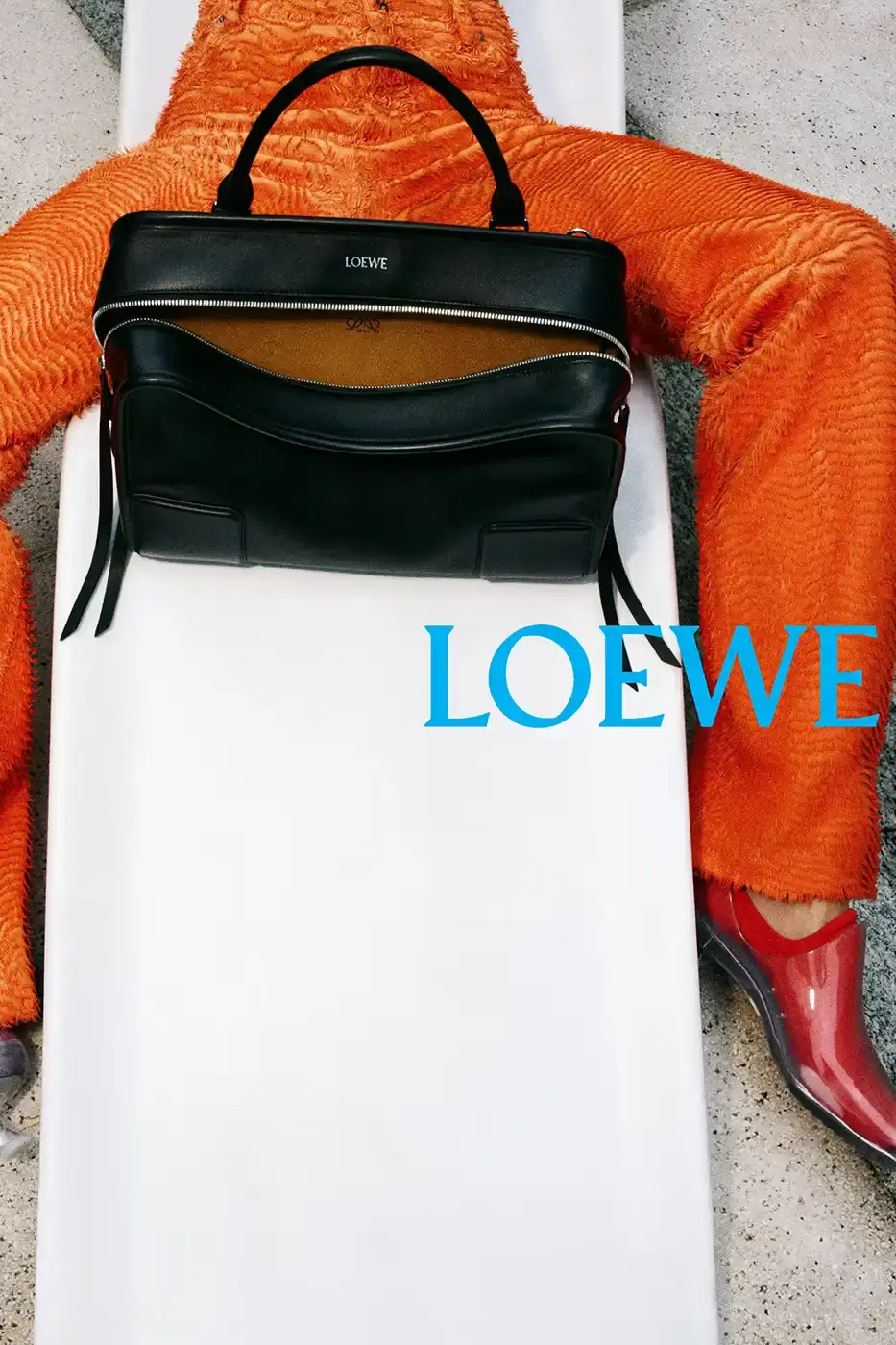 LOEWE SPRING SUMMER 2026 CAMPAIGN GUIDE image detailing the Loewe Spring Summer 2026 fashion campaign. The text describes clothing designs, campaign actors, and release schedules. (image 18 of 25)