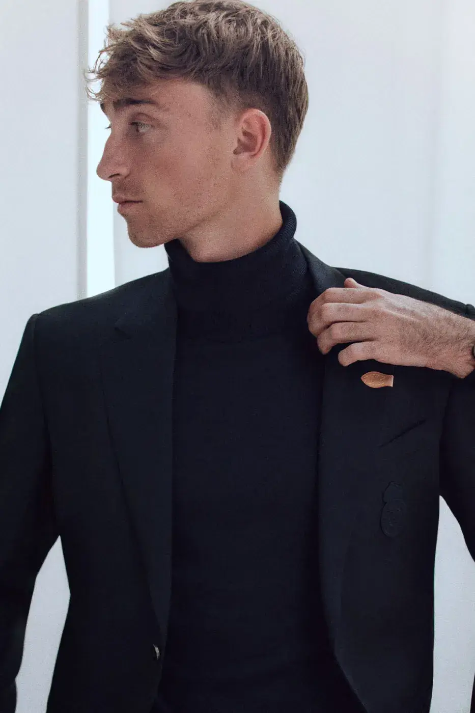 LOUIS VUITTON DESIGNS REAL MADRID SUITS image detailing the formal wear collection designed by Louis Vuitton for Real Madrid sports teams. (image 8 of 17)