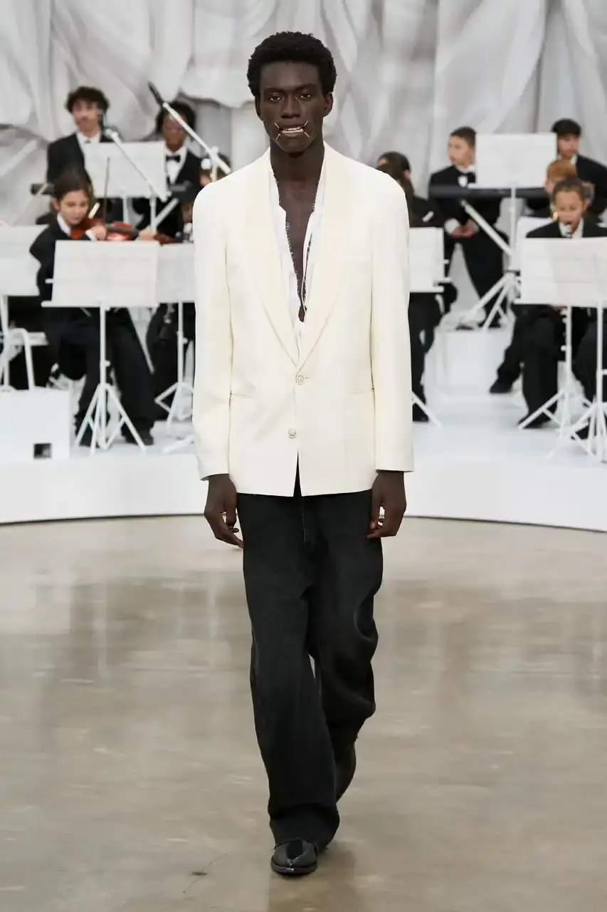 MAISON MARGIELA SS26 SHOW REVIEW Review of Glenn Martens' first co-ed ready-to-wear collection for Maison Margiela Spring Summer 2026, featuring new tailoring techniques, upcycled materials, and distinctive silhouettes. (image 47 of 49)