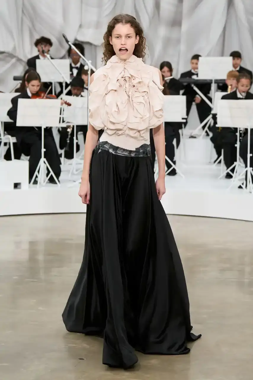 MAISON MARGIELA SS26 SHOW REVIEW Review of Glenn Martens' first co-ed ready-to-wear collection for Maison Margiela Spring Summer 2026, featuring new tailoring techniques, upcycled materials, and distinctive silhouettes. (image 10 of 49)