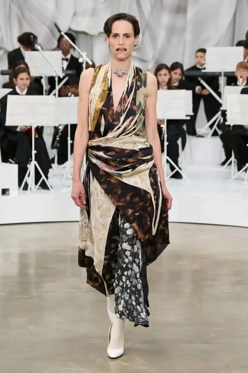 MAISON MARGIELA SS26 SHOW REVIEW Review of Glenn Martens' first co-ed ready-to-wear collection for Maison Margiela Spring Summer 2026, featuring new tailoring techniques, upcycled materials, and distinctive silhouettes. (image 18 of 49)
