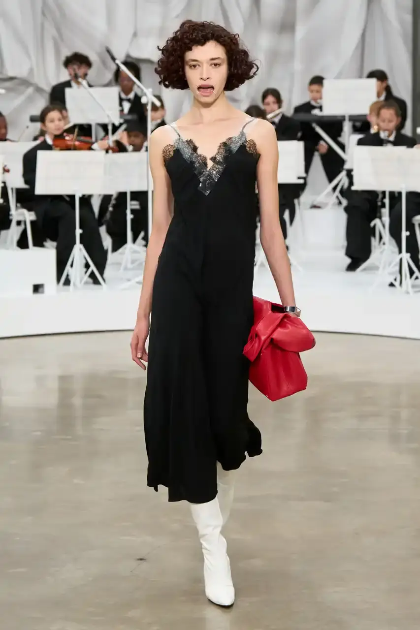 MAISON MARGIELA SS26 SHOW REVIEW Review of Glenn Martens' first co-ed ready-to-wear collection for Maison Margiela Spring Summer 2026, featuring new tailoring techniques, upcycled materials, and distinctive silhouettes. (image 12 of 49)
