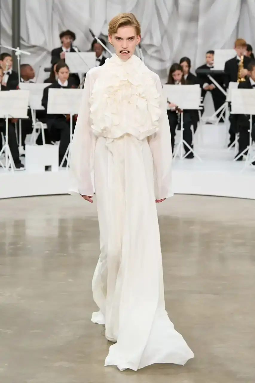 MAISON MARGIELA SS26 SHOW REVIEW Review of Glenn Martens' first co-ed ready-to-wear collection for Maison Margiela Spring Summer 2026, featuring new tailoring techniques, upcycled materials, and distinctive silhouettes. (image 8 of 49)