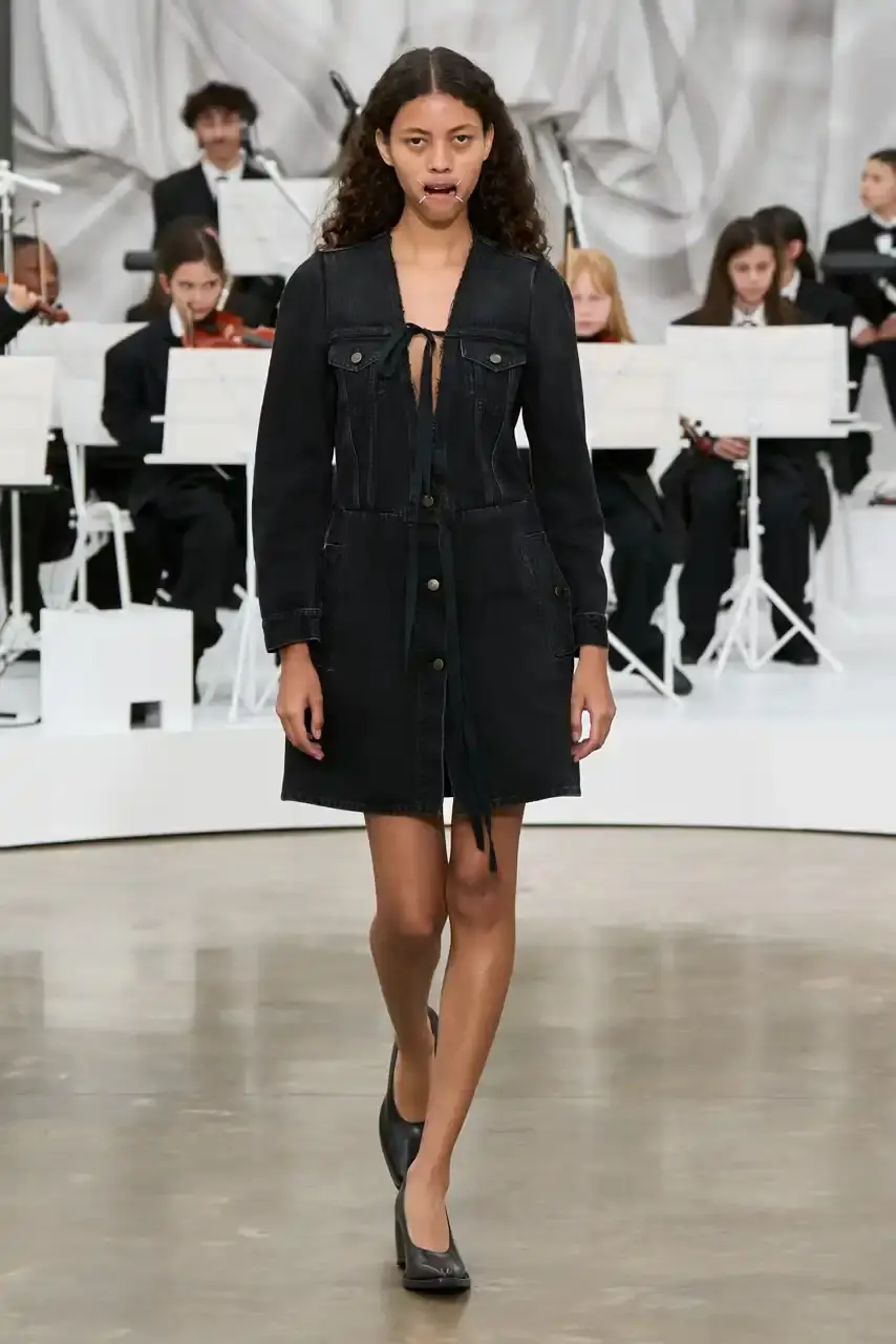 MAISON MARGIELA SS26 SHOW REVIEW Review of Glenn Martens' first co-ed ready-to-wear collection for Maison Margiela Spring Summer 2026, featuring new tailoring techniques, upcycled materials, and distinctive silhouettes. (image 41 of 49)