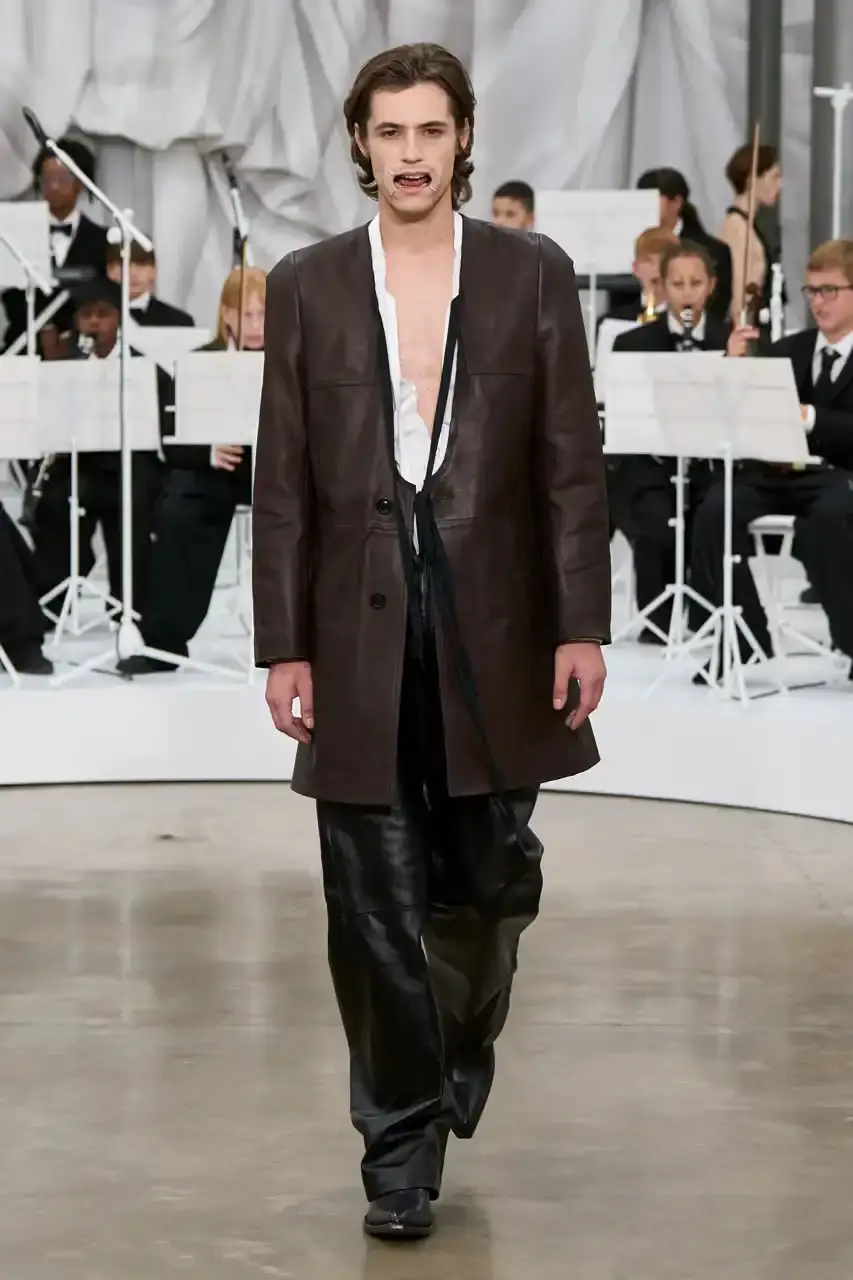 MAISON MARGIELA SS26 SHOW REVIEW Review of Glenn Martens' first co-ed ready-to-wear collection for Maison Margiela Spring Summer 2026, featuring new tailoring techniques, upcycled materials, and distinctive silhouettes. (image 44 of 49)