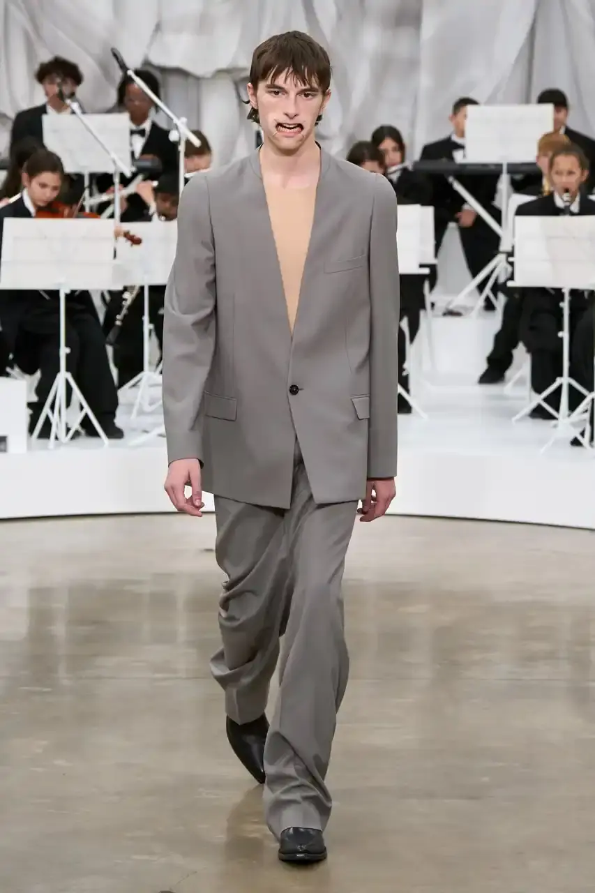 MAISON MARGIELA SS26 SHOW REVIEW Review of Glenn Martens' first co-ed ready-to-wear collection for Maison Margiela Spring Summer 2026, featuring new tailoring techniques, upcycled materials, and distinctive silhouettes. (image 31 of 49)