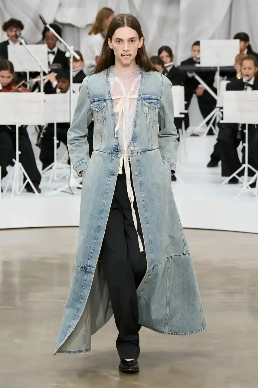 MAISON MARGIELA SS26 SHOW REVIEW Review of Glenn Martens' first co-ed ready-to-wear collection for Maison Margiela Spring Summer 2026, featuring new tailoring techniques, upcycled materials, and distinctive silhouettes. (image 38 of 49)