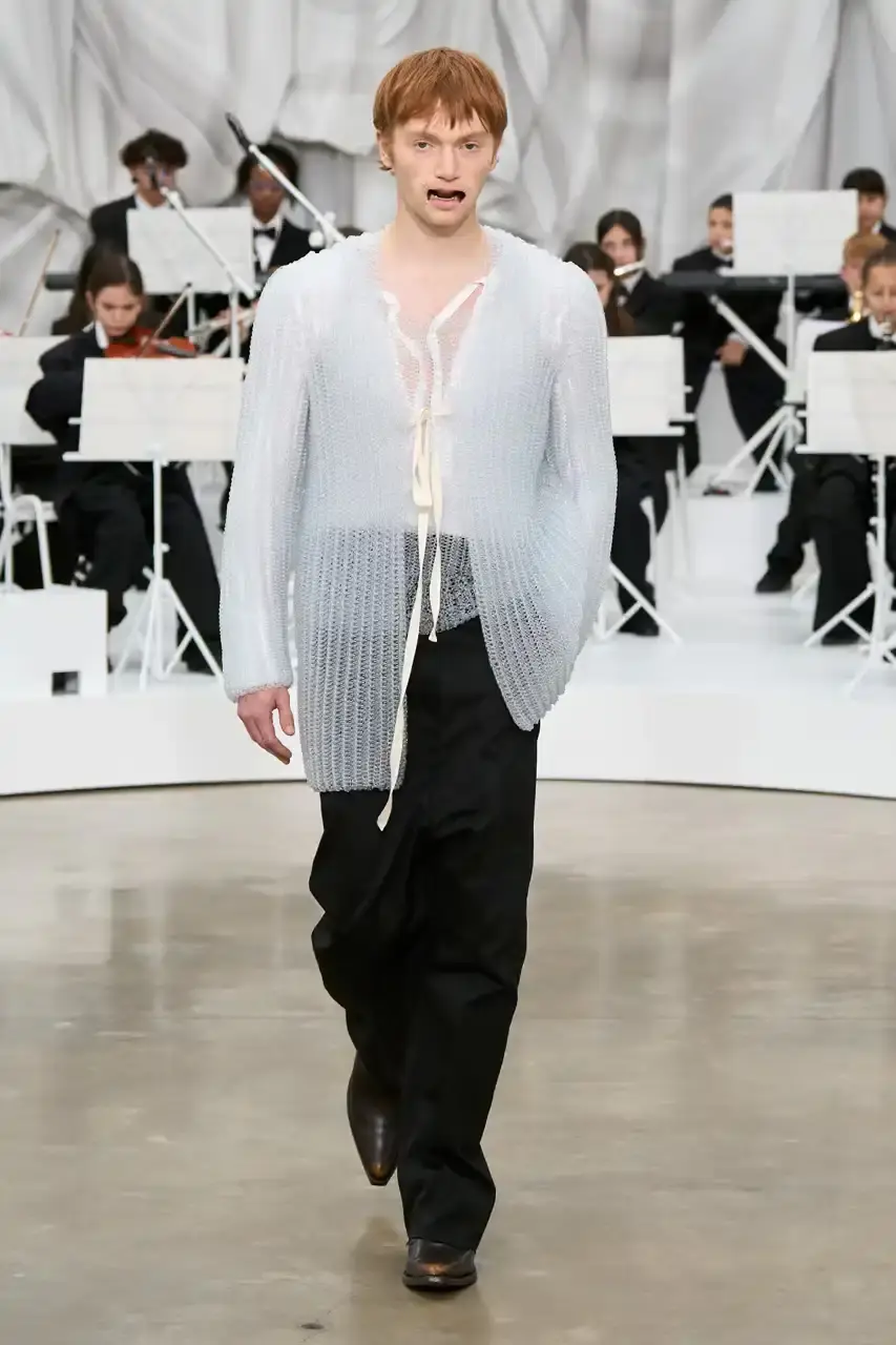 MAISON MARGIELA SS26 SHOW REVIEW Review of Glenn Martens' first co-ed ready-to-wear collection for Maison Margiela Spring Summer 2026, featuring new tailoring techniques, upcycled materials, and distinctive silhouettes. (image 39 of 49)
