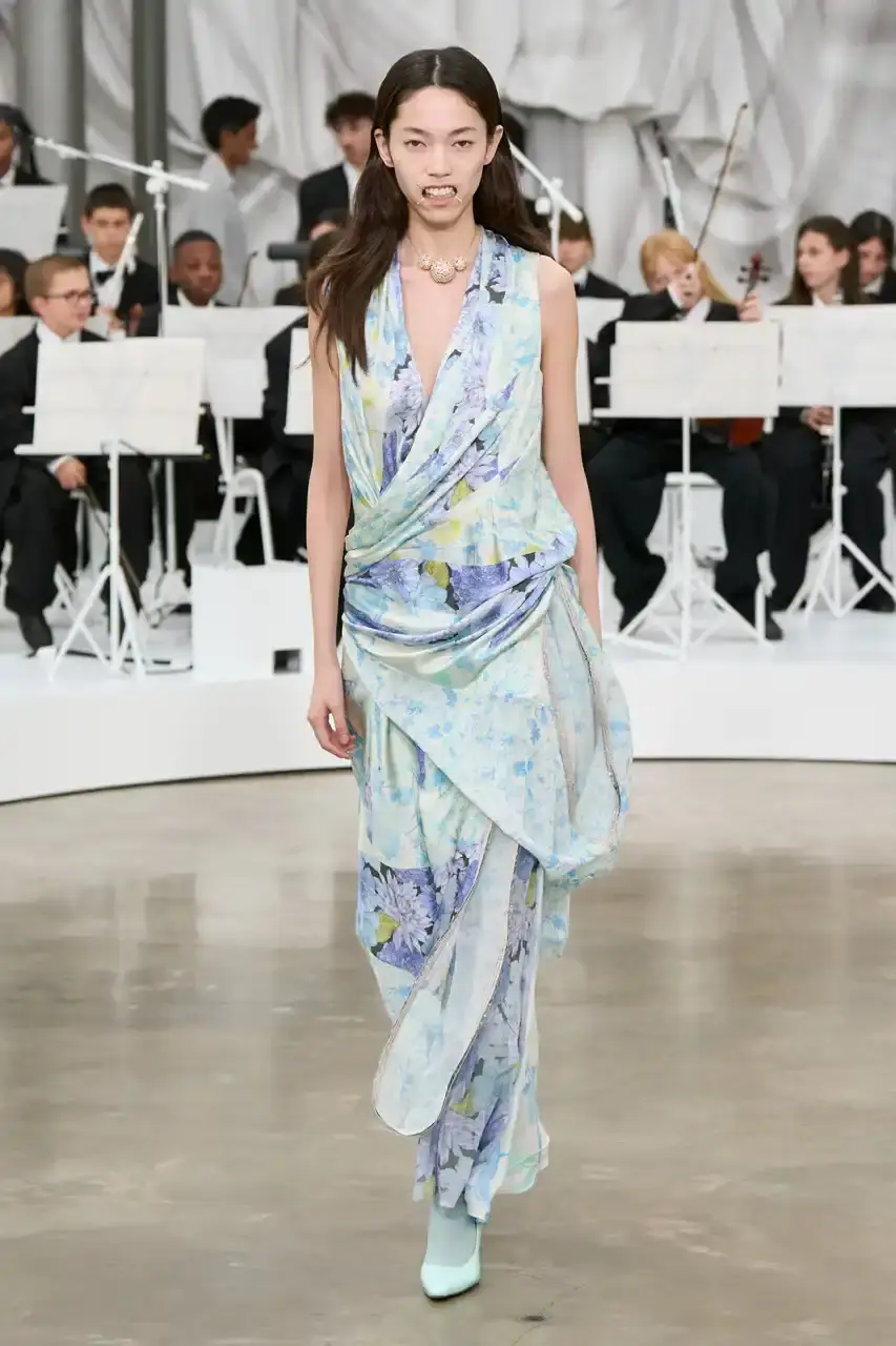 MAISON MARGIELA SS26 SHOW REVIEW Review of Glenn Martens' first co-ed ready-to-wear collection for Maison Margiela Spring Summer 2026, featuring new tailoring techniques, upcycled materials, and distinctive silhouettes. (image 17 of 49)