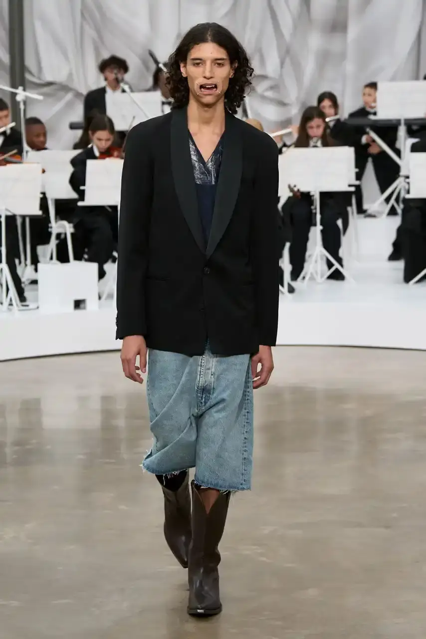 MAISON MARGIELA SS26 SHOW REVIEW Review of Glenn Martens' first co-ed ready-to-wear collection for Maison Margiela Spring Summer 2026, featuring new tailoring techniques, upcycled materials, and distinctive silhouettes. (image 36 of 49)