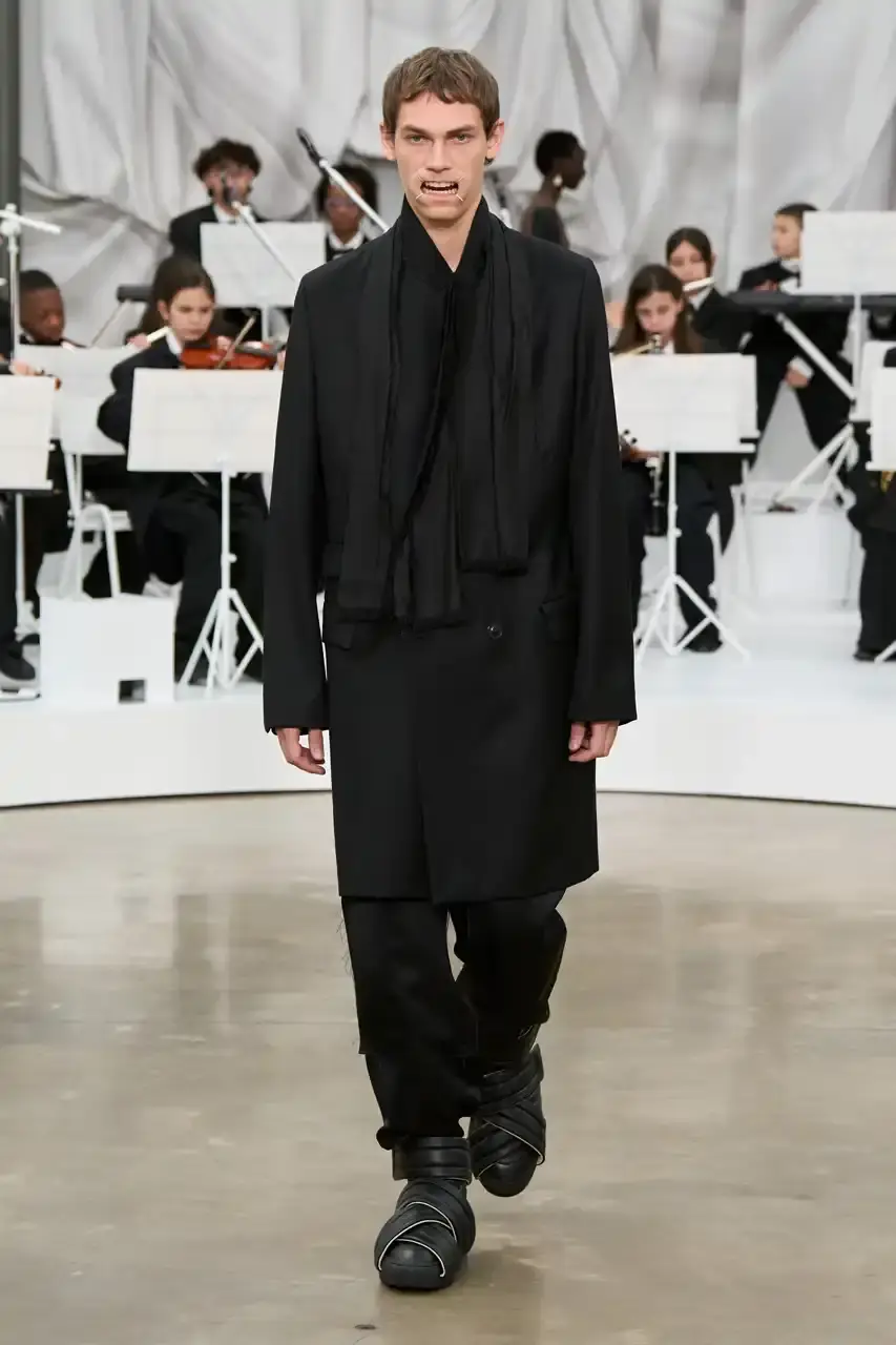 MAISON MARGIELA SS26 SHOW REVIEW Review of Glenn Martens' first co-ed ready-to-wear collection for Maison Margiela Spring Summer 2026, featuring new tailoring techniques, upcycled materials, and distinctive silhouettes. (image 13 of 49)