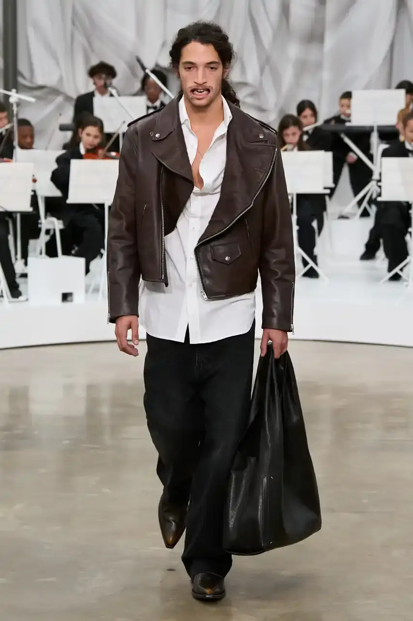 MAISON MARGIELA SS26 SHOW REVIEW Review of Glenn Martens' first co-ed ready-to-wear collection for Maison Margiela Spring Summer 2026, featuring new tailoring techniques, upcycled materials, and distinctive silhouettes. (image 24 of 49)