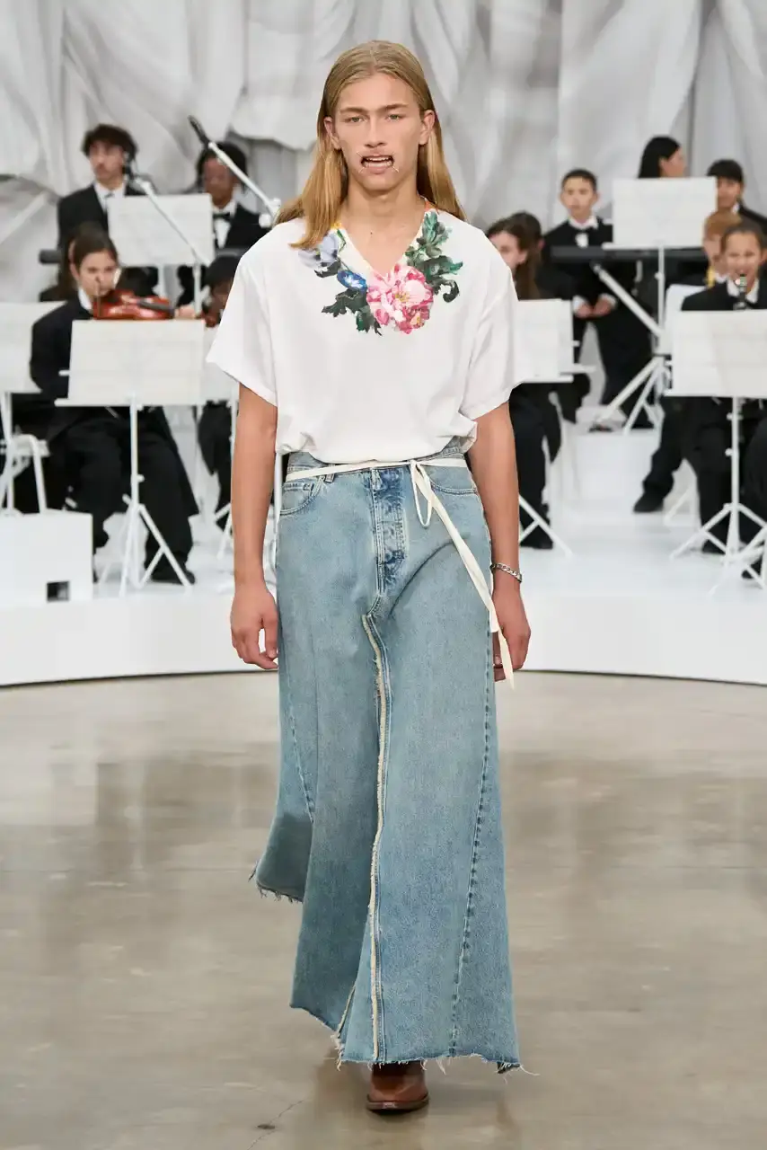 MAISON MARGIELA SS26 SHOW REVIEW Review of Glenn Martens' first co-ed ready-to-wear collection for Maison Margiela Spring Summer 2026, featuring new tailoring techniques, upcycled materials, and distinctive silhouettes. (image 42 of 49)