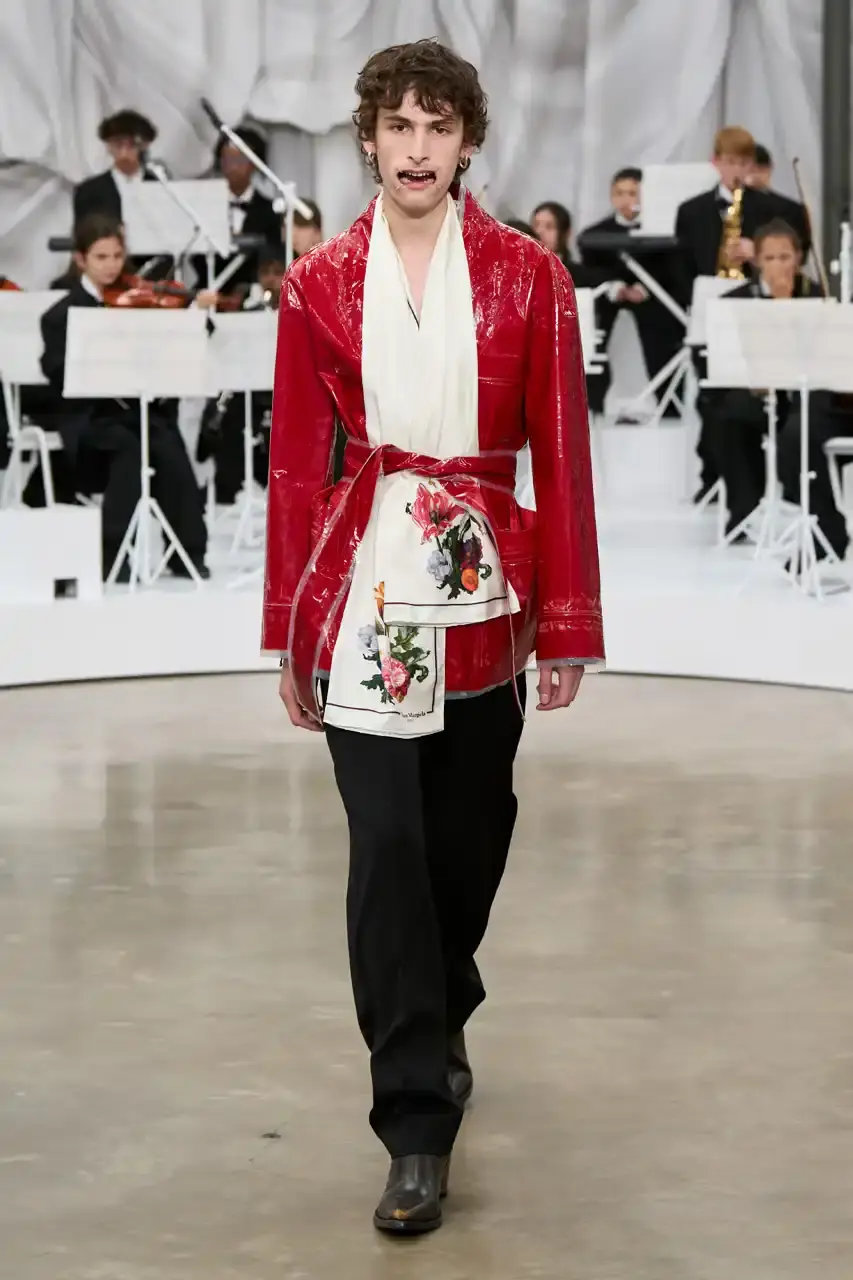 MAISON MARGIELA SS26 SHOW REVIEW Review of Glenn Martens' first co-ed ready-to-wear collection for Maison Margiela Spring Summer 2026, featuring new tailoring techniques, upcycled materials, and distinctive silhouettes. (image 4 of 49)