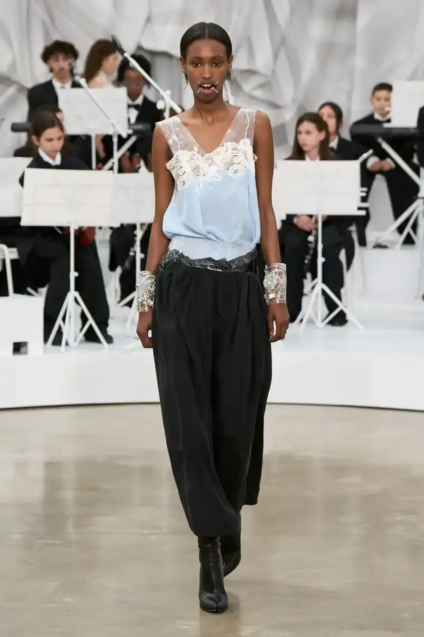 MAISON MARGIELA SS26 SHOW REVIEW Review of Glenn Martens' first co-ed ready-to-wear collection for Maison Margiela Spring Summer 2026, featuring new tailoring techniques, upcycled materials, and distinctive silhouettes. (image 7 of 49)