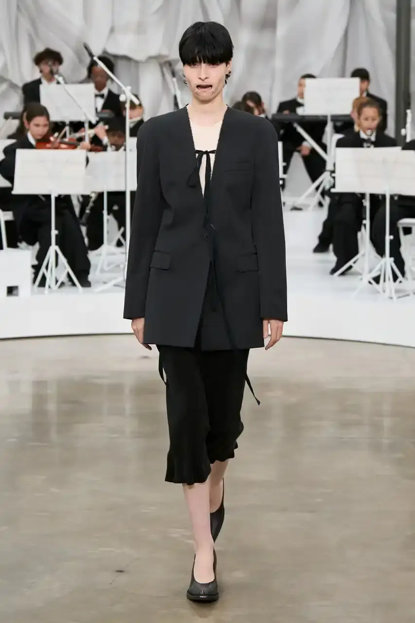 MAISON MARGIELA SS26 SHOW REVIEW Review of Glenn Martens' first co-ed ready-to-wear collection for Maison Margiela Spring Summer 2026, featuring new tailoring techniques, upcycled materials, and distinctive silhouettes. (image 33 of 49)