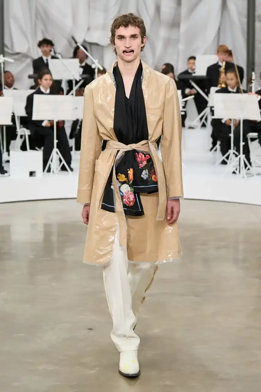 MAISON MARGIELA SS26 SHOW REVIEW Review of Glenn Martens' first co-ed ready-to-wear collection for Maison Margiela Spring Summer 2026, featuring new tailoring techniques, upcycled materials, and distinctive silhouettes. (image 6 of 49)