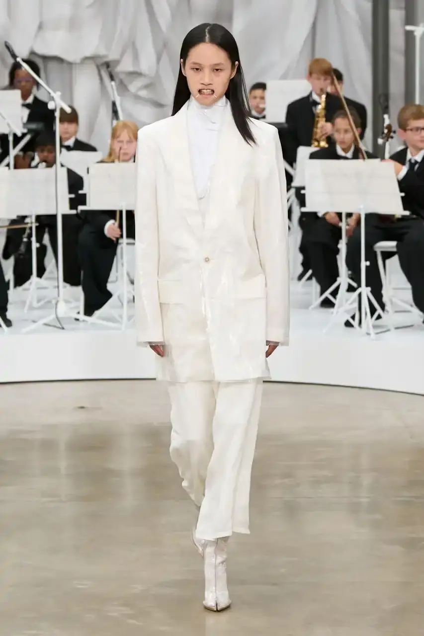 MAISON MARGIELA SS26 SHOW REVIEW Review of Glenn Martens' first co-ed ready-to-wear collection for Maison Margiela Spring Summer 2026, featuring new tailoring techniques, upcycled materials, and distinctive silhouettes. (image 5 of 49)