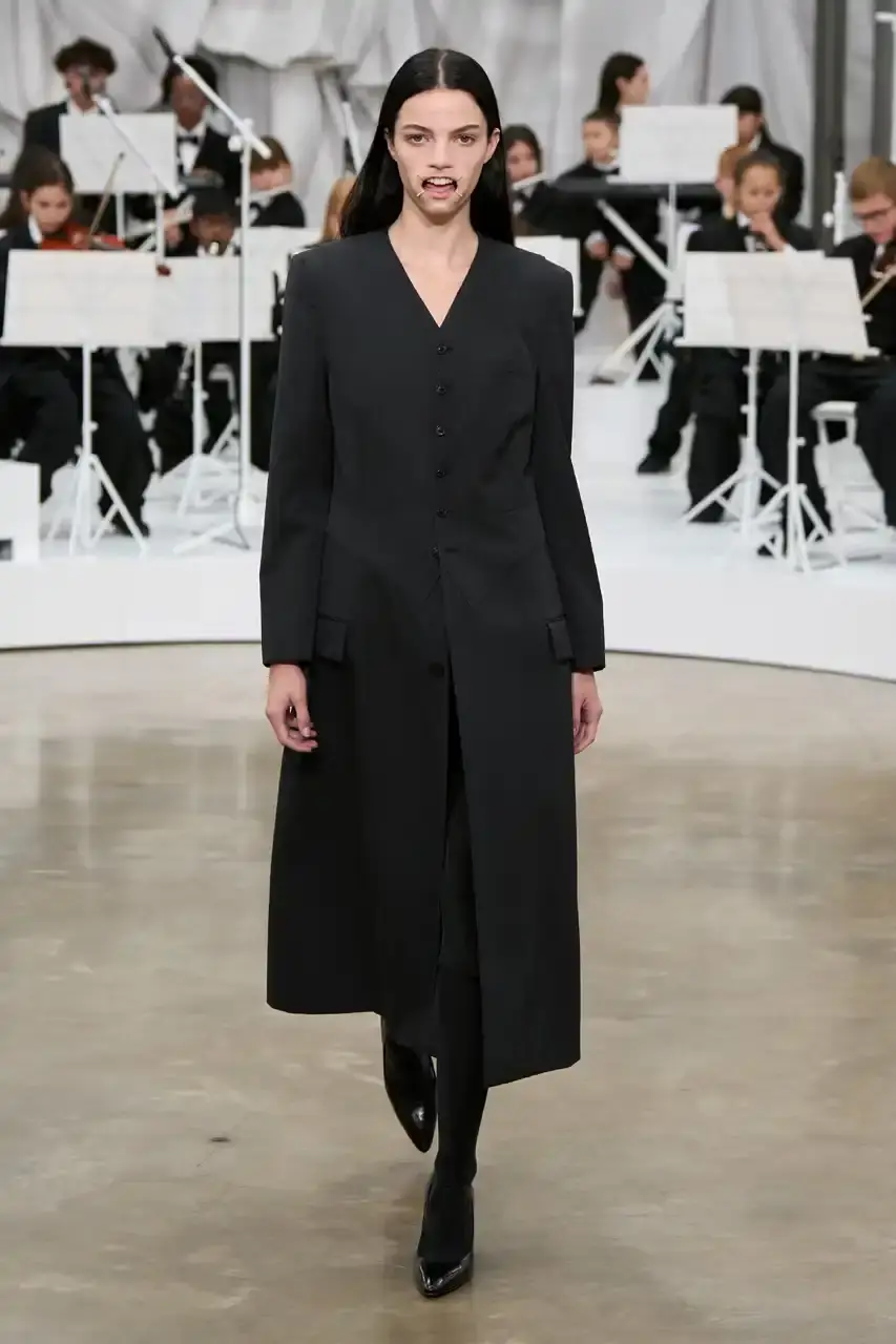 MAISON MARGIELA SS26 SHOW REVIEW Review of Glenn Martens' first co-ed ready-to-wear collection for Maison Margiela Spring Summer 2026, featuring new tailoring techniques, upcycled materials, and distinctive silhouettes. (image 25 of 49)