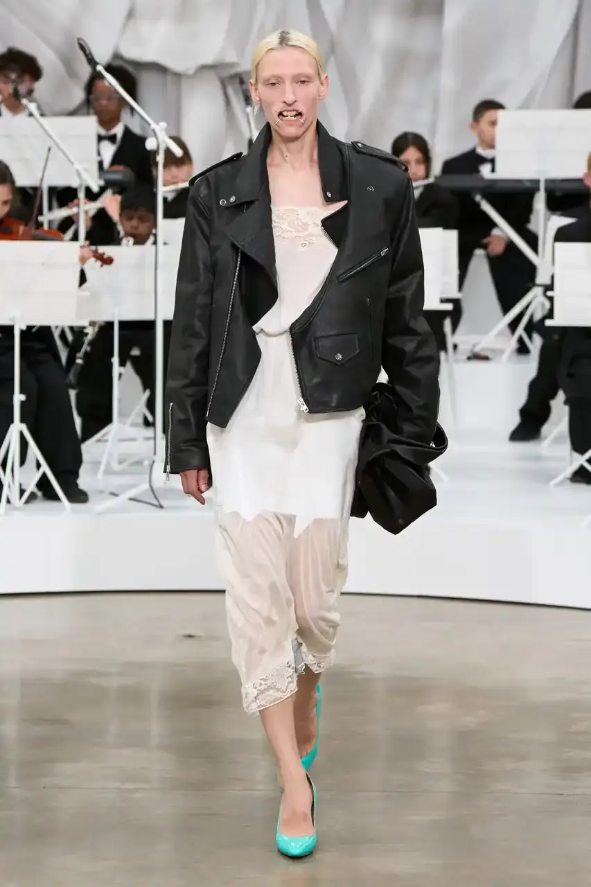 MAISON MARGIELA SS26 SHOW REVIEW Review of Glenn Martens' first co-ed ready-to-wear collection for Maison Margiela Spring Summer 2026, featuring new tailoring techniques, upcycled materials, and distinctive silhouettes. (image 32 of 49)