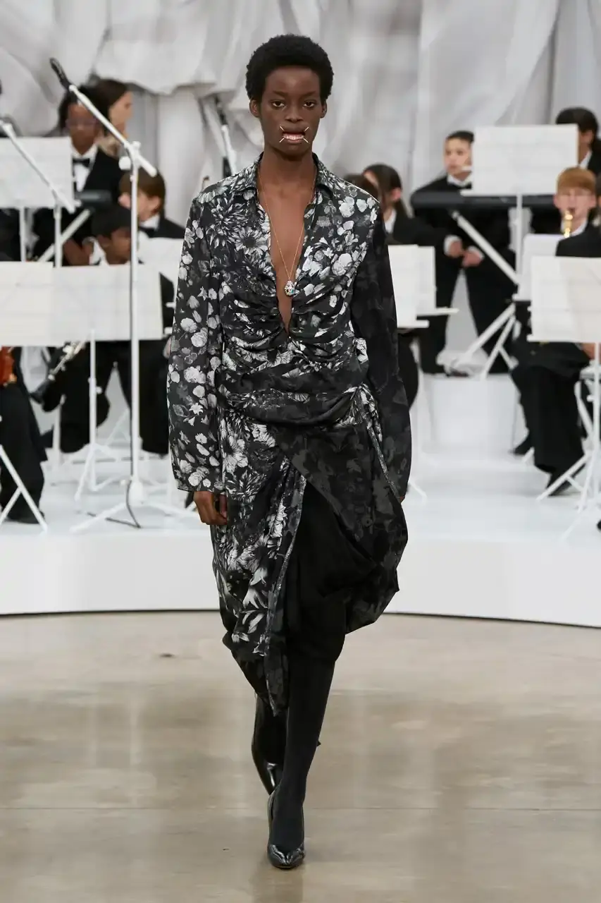 MAISON MARGIELA SS26 SHOW REVIEW Review of Glenn Martens' first co-ed ready-to-wear collection for Maison Margiela Spring Summer 2026, featuring new tailoring techniques, upcycled materials, and distinctive silhouettes. (image 16 of 49)