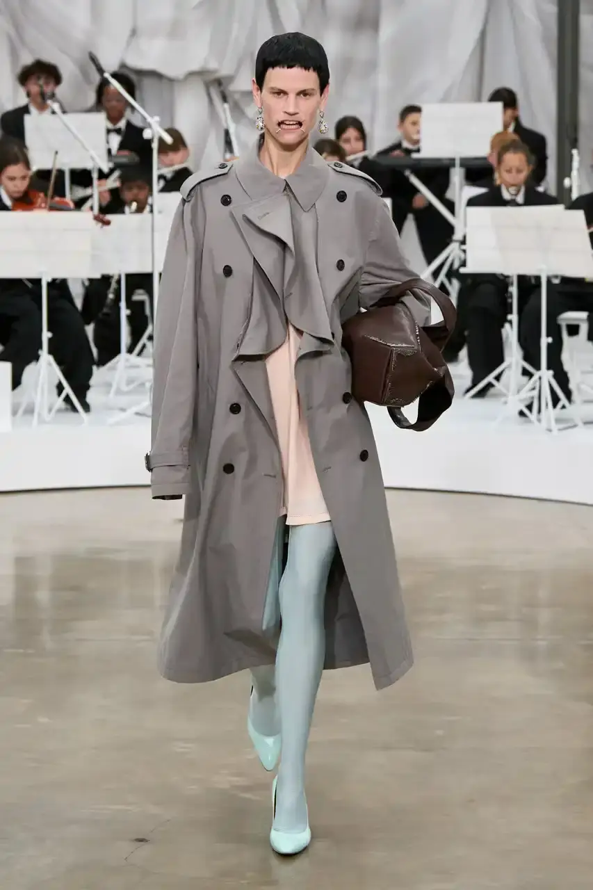 MAISON MARGIELA SS26 SHOW REVIEW Review of Glenn Martens' first co-ed ready-to-wear collection for Maison Margiela Spring Summer 2026, featuring new tailoring techniques, upcycled materials, and distinctive silhouettes. (image 26 of 49)