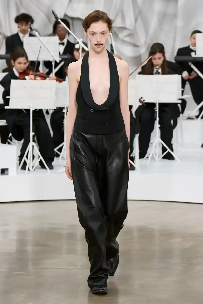 MAISON MARGIELA SS26 SHOW REVIEW Review of Glenn Martens' first co-ed ready-to-wear collection for Maison Margiela Spring Summer 2026, featuring new tailoring techniques, upcycled materials, and distinctive silhouettes. (image 48 of 49)