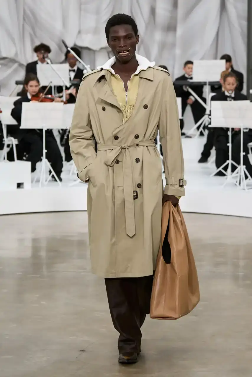 MAISON MARGIELA SS26 SHOW REVIEW Review of Glenn Martens' first co-ed ready-to-wear collection for Maison Margiela Spring Summer 2026, featuring new tailoring techniques, upcycled materials, and distinctive silhouettes. (image 28 of 49)