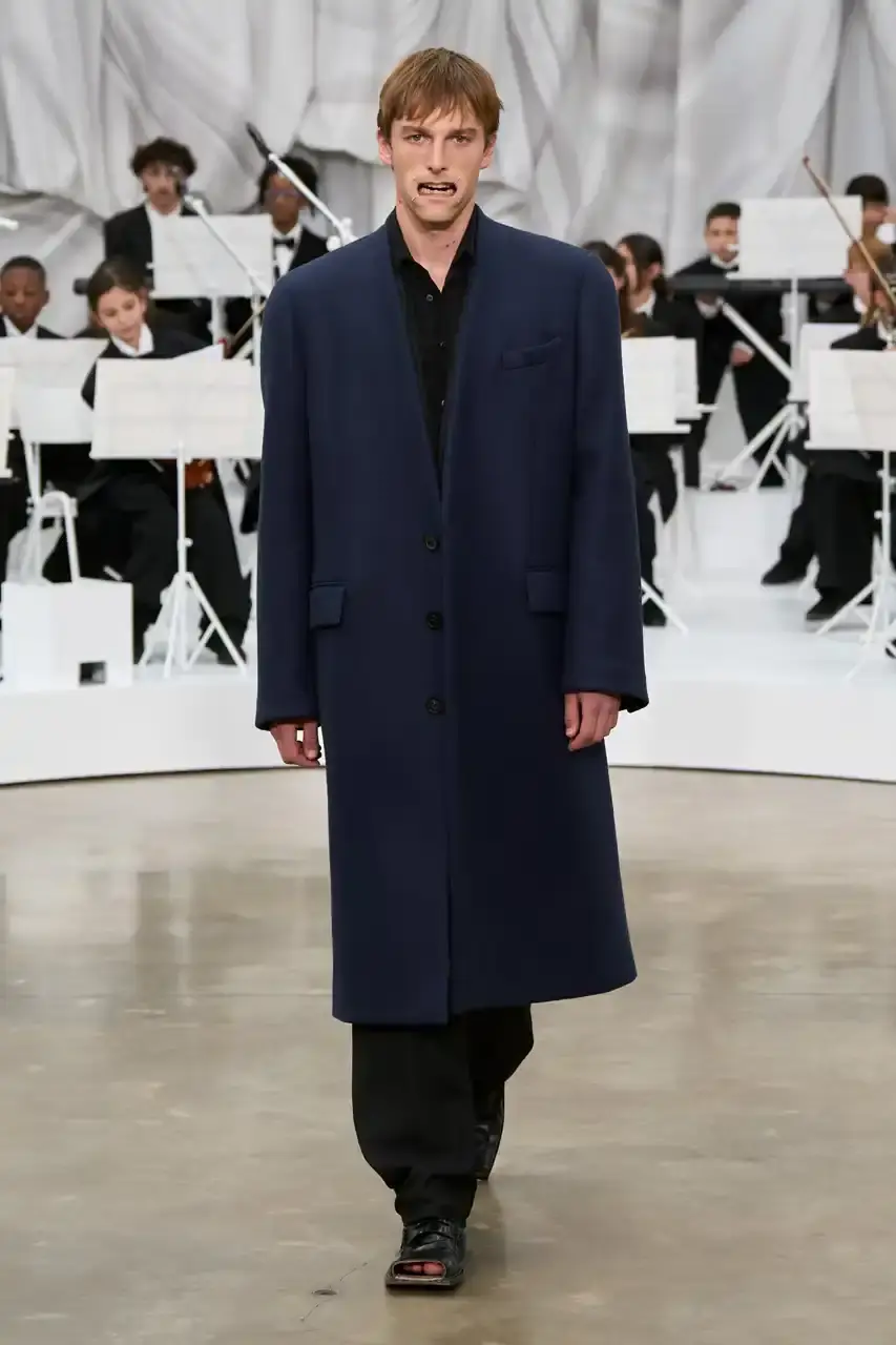 MAISON MARGIELA SS26 SHOW REVIEW Review of Glenn Martens' first co-ed ready-to-wear collection for Maison Margiela Spring Summer 2026, featuring new tailoring techniques, upcycled materials, and distinctive silhouettes. (image 22 of 49)