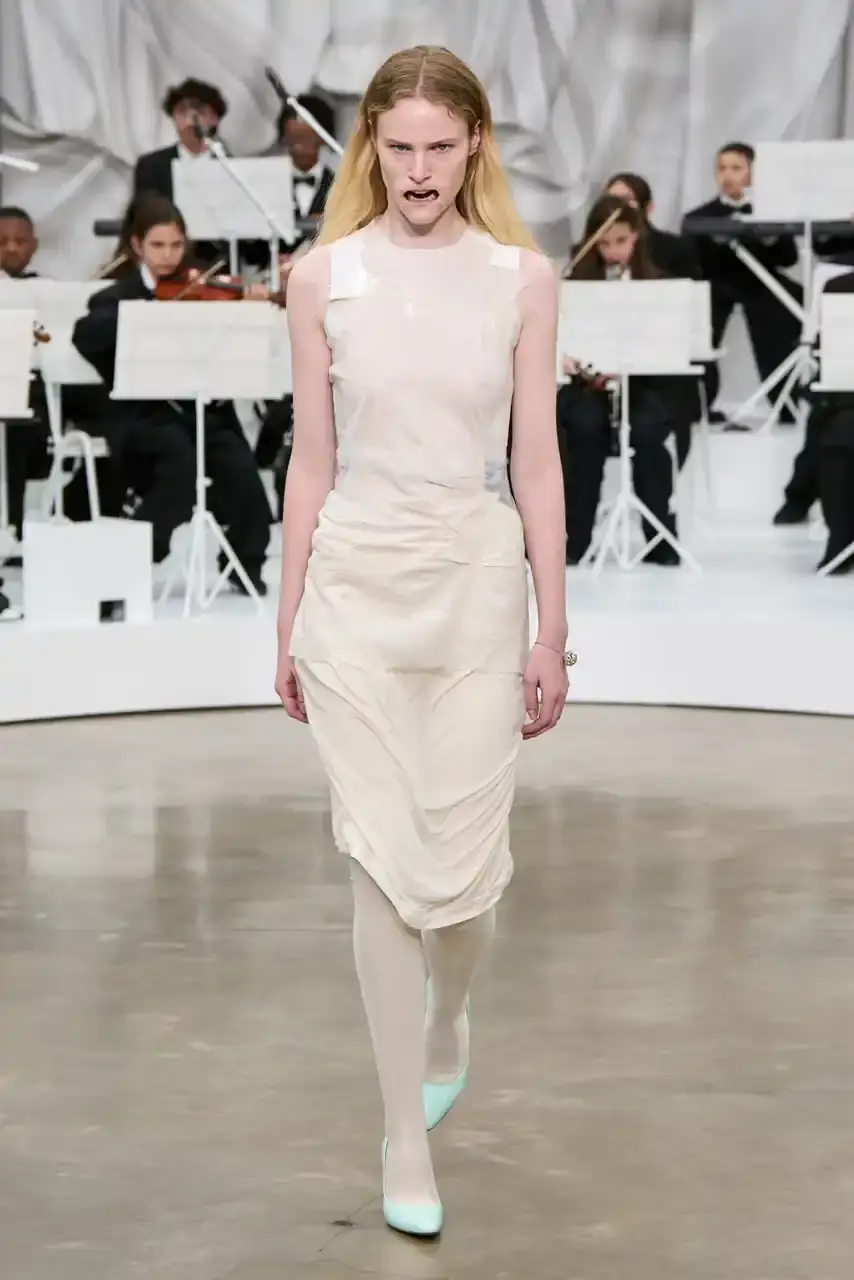 MAISON MARGIELA SS26 SHOW REVIEW Review of Glenn Martens' first co-ed ready-to-wear collection for Maison Margiela Spring Summer 2026, featuring new tailoring techniques, upcycled materials, and distinctive silhouettes. (image 27 of 49)