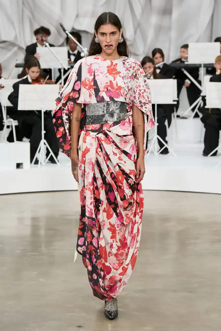 MAISON MARGIELA SS26 SHOW REVIEW Review of Glenn Martens' first co-ed ready-to-wear collection for Maison Margiela Spring Summer 2026, featuring new tailoring techniques, upcycled materials, and distinctive silhouettes. (image 14 of 49)