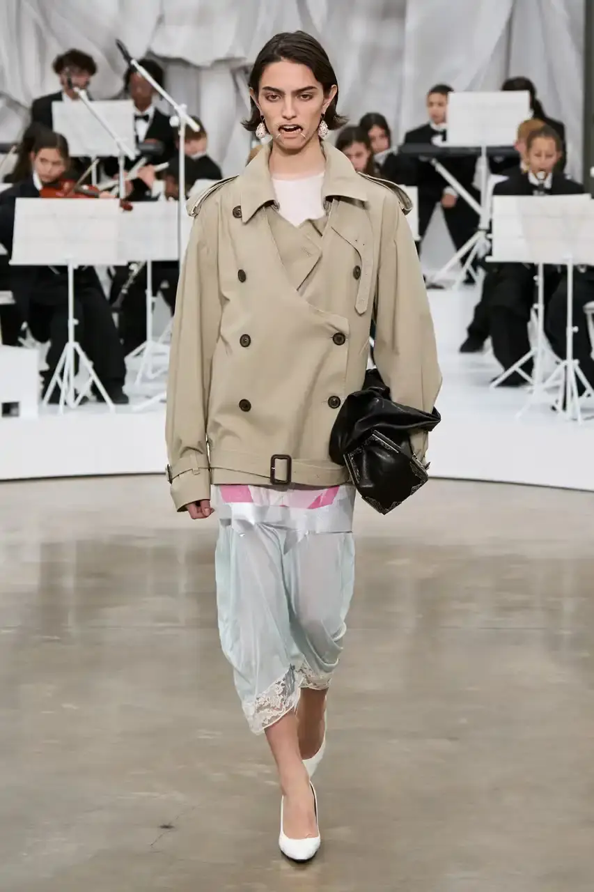 MAISON MARGIELA SS26 SHOW REVIEW Review of Glenn Martens' first co-ed ready-to-wear collection for Maison Margiela Spring Summer 2026, featuring new tailoring techniques, upcycled materials, and distinctive silhouettes. (image 30 of 49)
