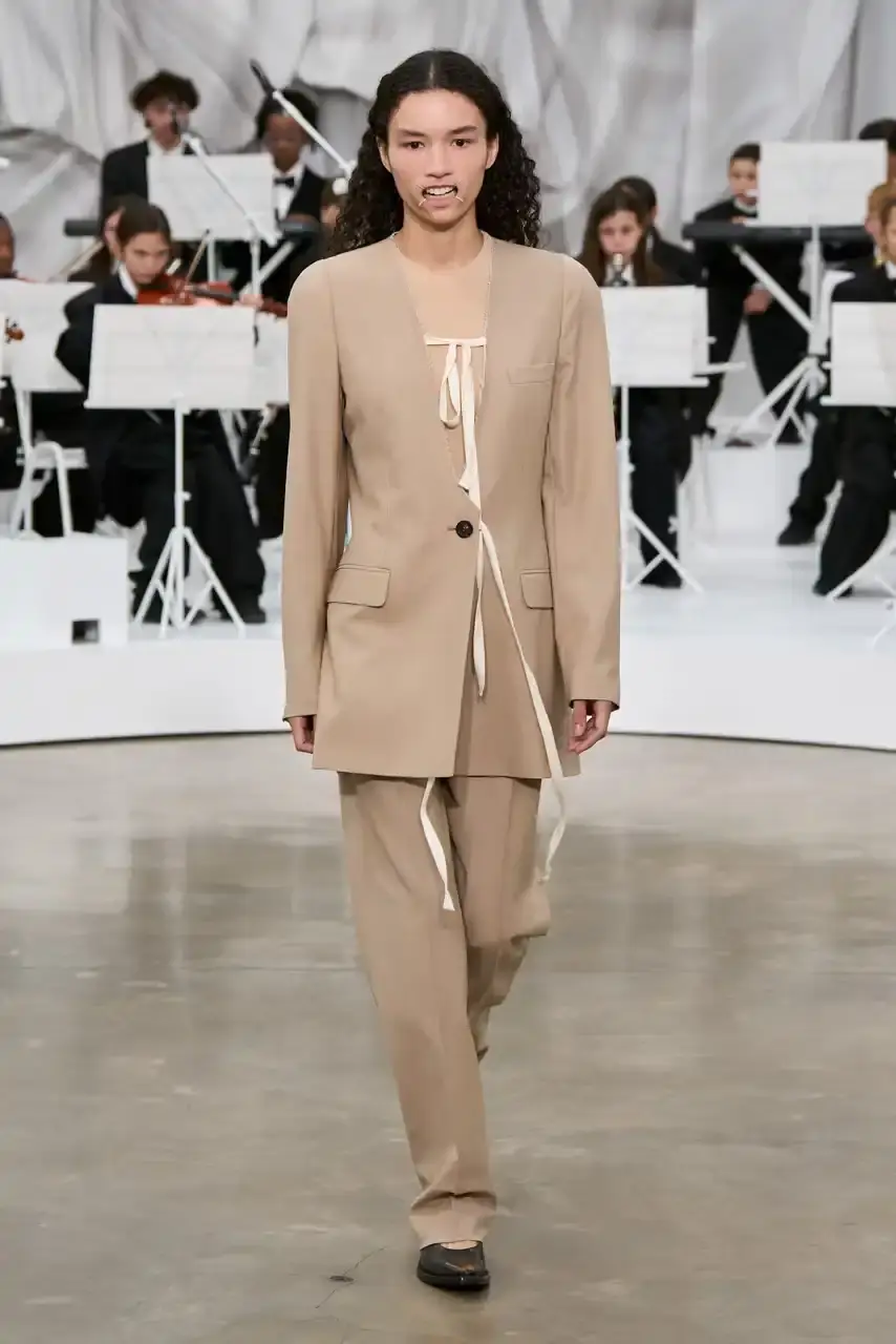 MAISON MARGIELA SS26 SHOW REVIEW Review of Glenn Martens' first co-ed ready-to-wear collection for Maison Margiela Spring Summer 2026, featuring new tailoring techniques, upcycled materials, and distinctive silhouettes. (image 34 of 49)