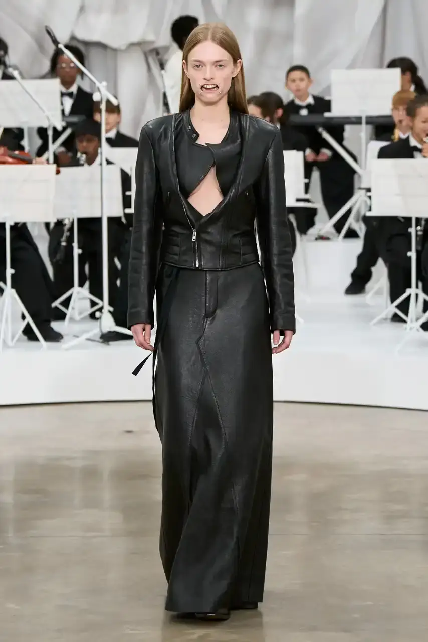 MAISON MARGIELA SS26 SHOW REVIEW Review of Glenn Martens' first co-ed ready-to-wear collection for Maison Margiela Spring Summer 2026, featuring new tailoring techniques, upcycled materials, and distinctive silhouettes. (image 43 of 49)