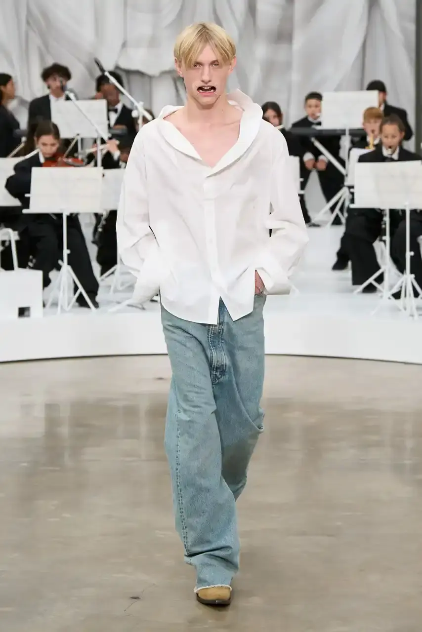 MAISON MARGIELA SS26 SHOW REVIEW Review of Glenn Martens' first co-ed ready-to-wear collection for Maison Margiela Spring Summer 2026, featuring new tailoring techniques, upcycled materials, and distinctive silhouettes. (image 37 of 49)