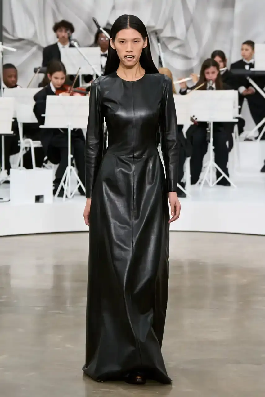 MAISON MARGIELA SS26 SHOW REVIEW Review of Glenn Martens' first co-ed ready-to-wear collection for Maison Margiela Spring Summer 2026, featuring new tailoring techniques, upcycled materials, and distinctive silhouettes. (image 46 of 49)