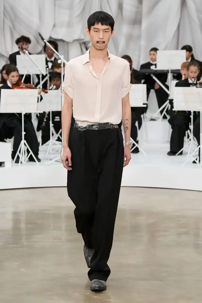 MAISON MARGIELA SS26 SHOW REVIEW Review of Glenn Martens' first co-ed ready-to-wear collection for Maison Margiela Spring Summer 2026, featuring new tailoring techniques, upcycled materials, and distinctive silhouettes. (image 9 of 49)
