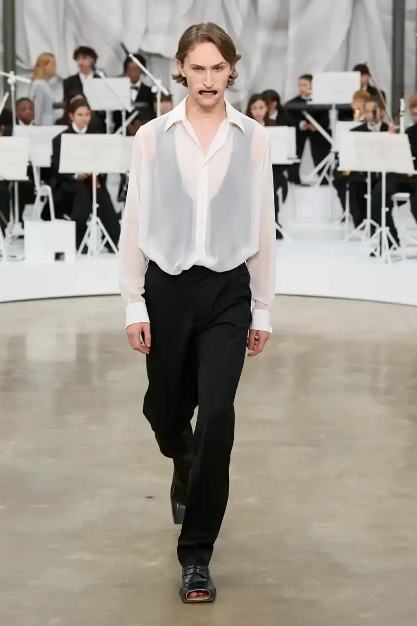 MAISON MARGIELA SS26 SHOW REVIEW Review of Glenn Martens' first co-ed ready-to-wear collection for Maison Margiela Spring Summer 2026, featuring new tailoring techniques, upcycled materials, and distinctive silhouettes. (image 19 of 49)