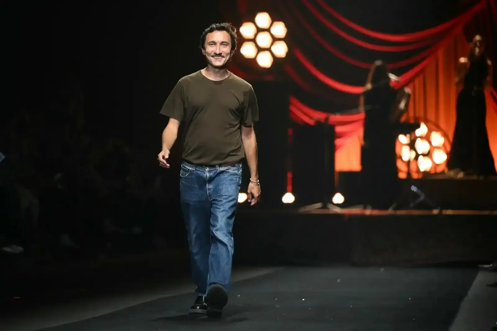 News report discussing the departure of designer Marco De Vincenzo from Etro and the brand strategic shift under new investment.