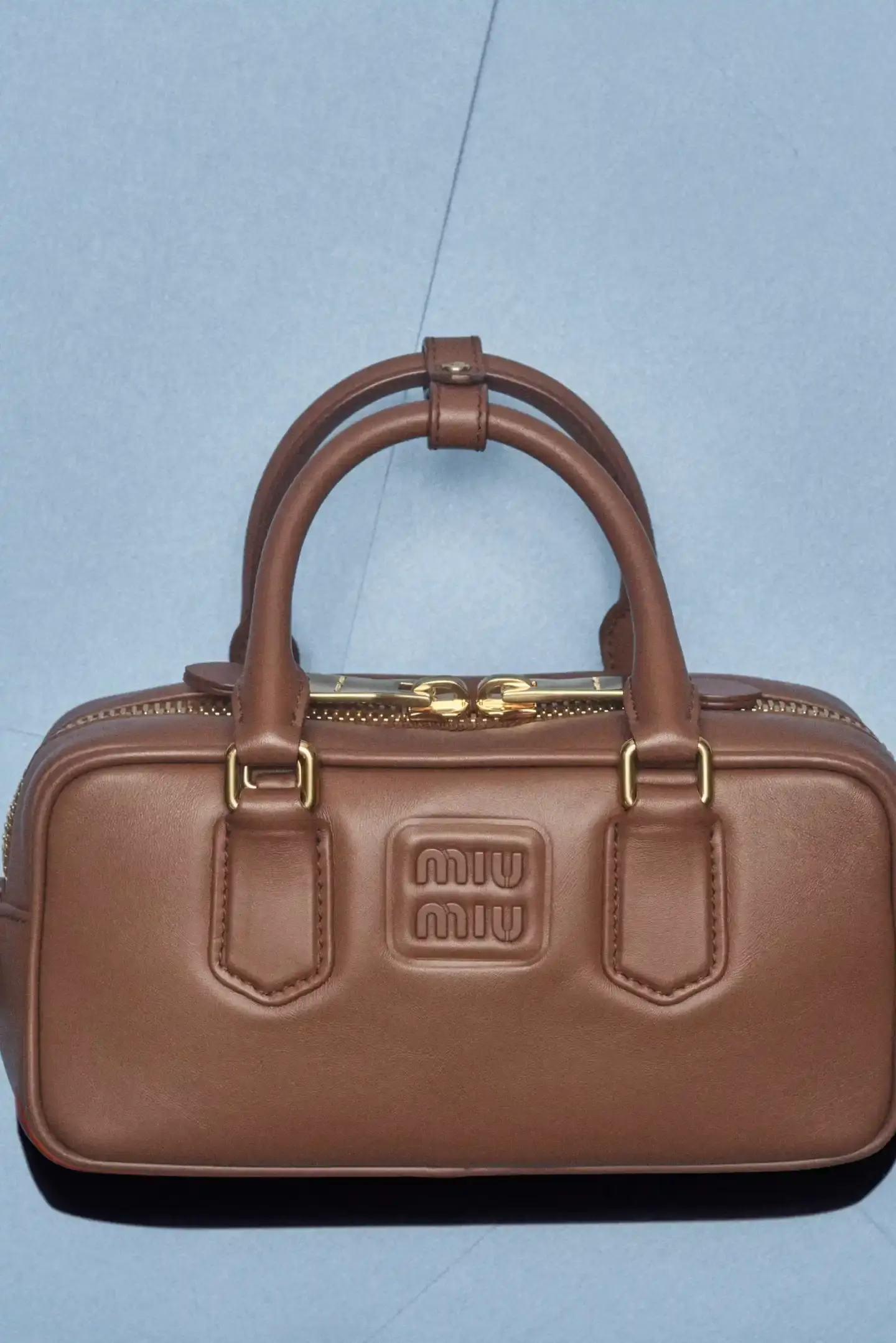 MIU MIU OPENS 2026 WITH PRELUDE COLLECTION Miu Miu introduces Prelude collection for 2026, featuring workwear-inspired pieces, two new sneaker models with customization options, and a range of bags and ready-to-wear items. (image 6 of 10)